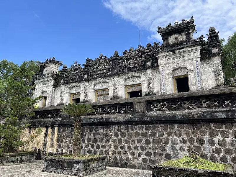 Khai Dinh Tomb: Location, Ticket Price, Architecture & Travel Tips The architectural design of Khai Dinh Tomb, featuring the Thien Dinh Palace with intricate mosaics and the bronze statue of Emperor Khai Dinh.
