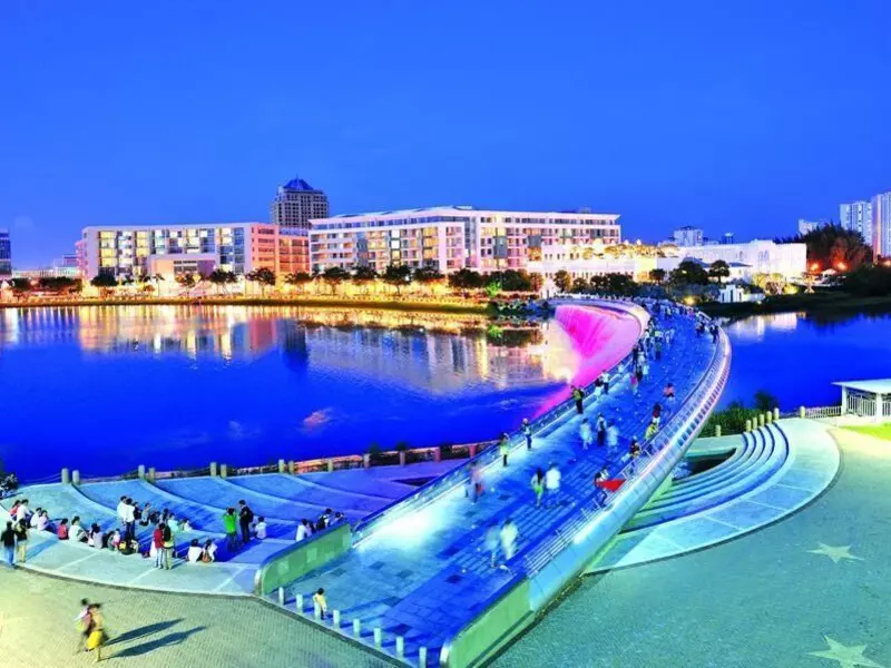 The Starlight Bridge illuminated with vibrant LED lights, featuring a beautiful water fountain that creates a galaxy-like effect. It’s one of Ho Chi Minh City’s top tourist destinations, perfect for evening strolls and photo opportunities.
