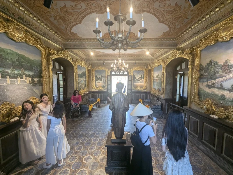 Explore An Dinh Palace in Hue – A Stunning Legacy of Royal Architecture Interior and exterior East-West fusion architecture of An Dinh Palace in Hue, Vietnam