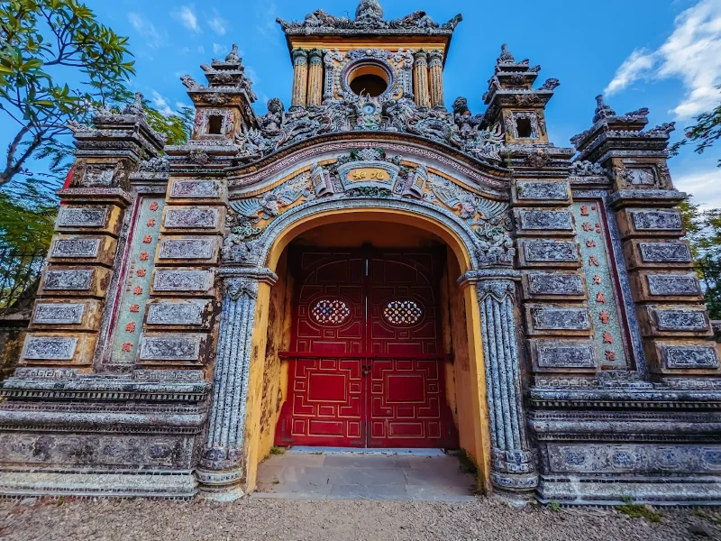 Explore An Dinh Palace in Hue – A Stunning Legacy of Royal Architecture The Main Gate of An Dinh Palace in Hue, Vietnam, featuring vibrant ceramic mosaics and traditional imperial architecture