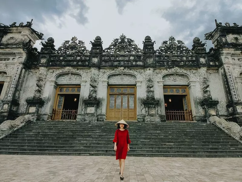 When Is the Best Time to Visit Hue? Discover the Most Beautiful Season in the Ancient Capital Travelers enjoying the historic sites and vibrant cultural performances at the Hue Festival during spring.