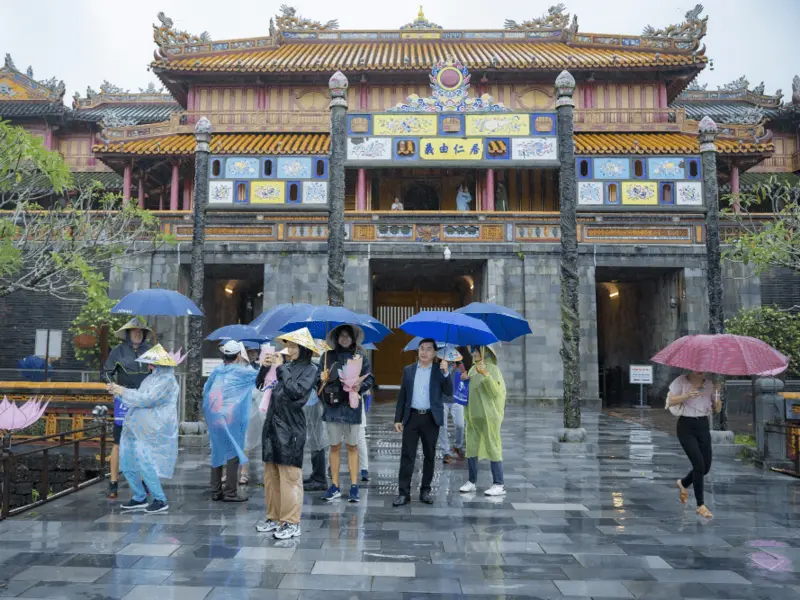 When Is the Best Time to Visit Hue? Discover the Most Beautiful Season in the Ancient Capital Visitors enjoy quiet winter days exploring Hue’s cultural landmarks and enjoying traditional food.